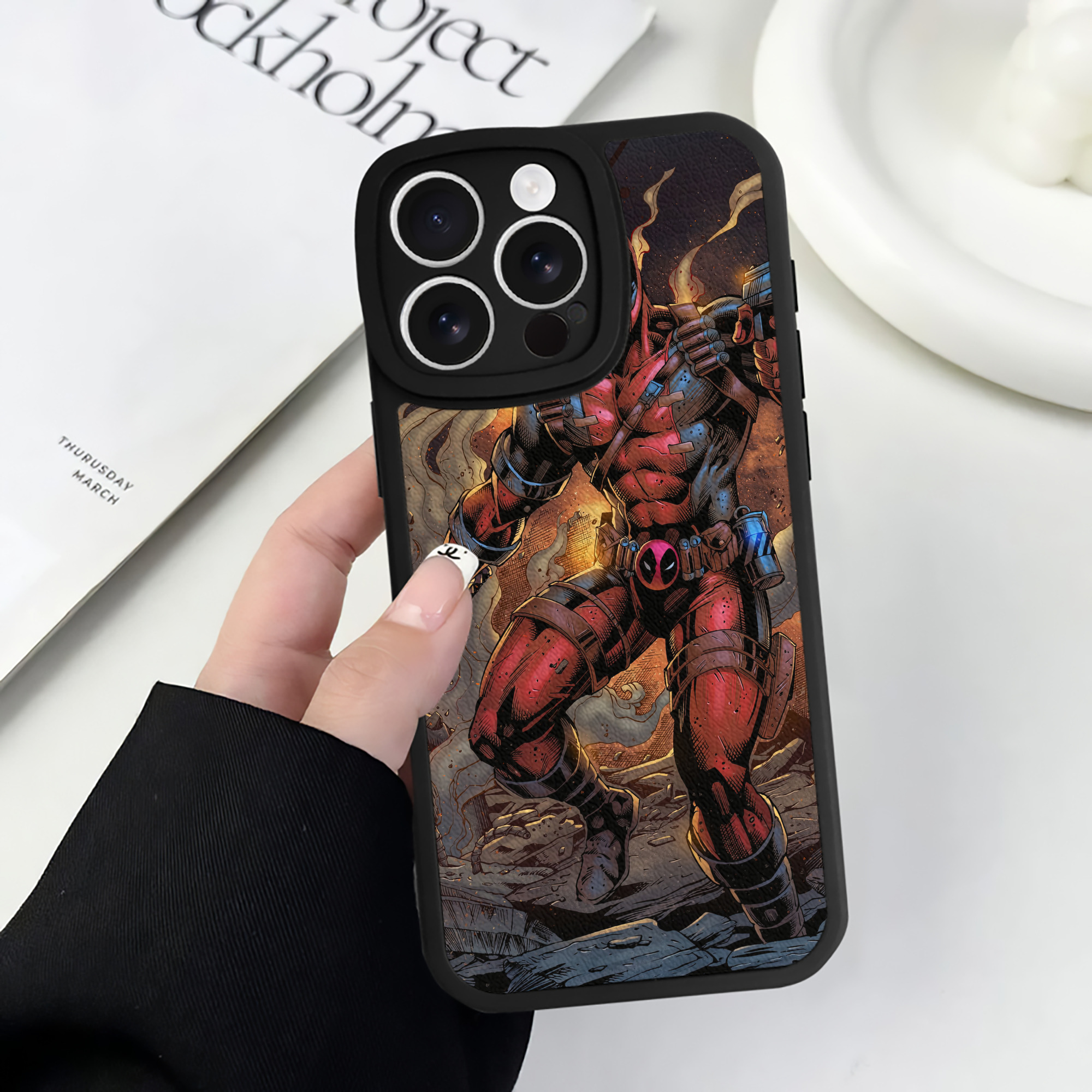 （画像用） Deadpool デッドプール 【iPhone 16シリーズ対応】シリコンスマホケース（レザー調） 材質：シリコン